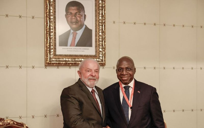 Lula é condecorado pelo presidente da Angola