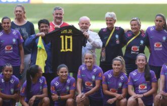 Lula e Seleção brasileira de futebol feminino (Foto: Valter Campanato/Agência Brasil)