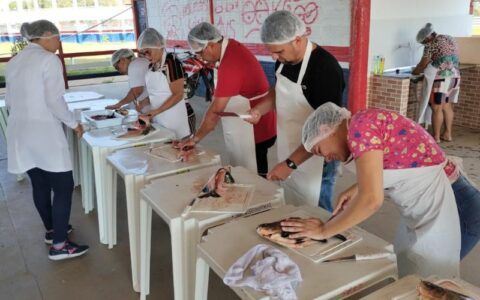 Moradores de Envira recebem oficinas de beneficiamento do pescado