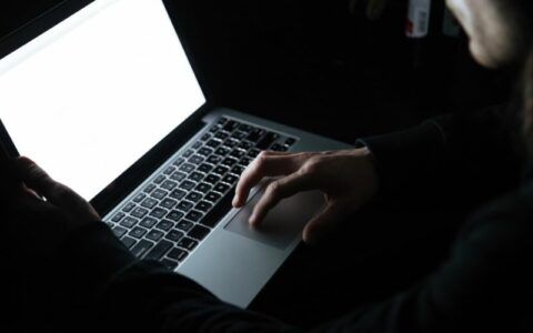No AM, professor é indiciado após induzir aluno a criar perfil no XVídeos