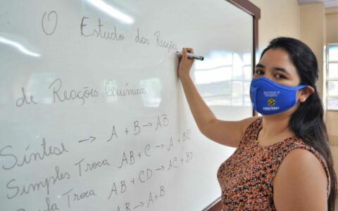 Wilson anuncia pagamento de R$ 47 milhões a professores e pedagogos