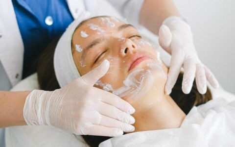 Faculdade oferece serviços de estética gratuitos em shopping de Manaus