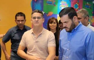 Socorro Sampaio tenta 'carimbar' rosto em evento da prefeitura