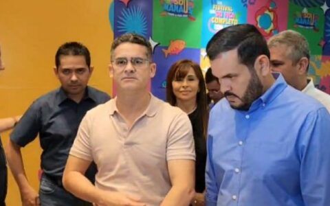 Socorro Sampaio tenta 'carimbar' rosto em evento da prefeitura