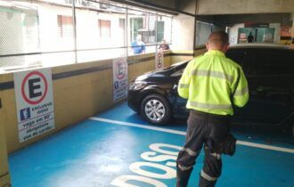 Mais de 30 motoristas são notificados por estacionar em vaga para idosos