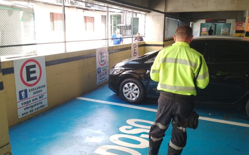 33 motoristas são autuados por estacionar em vagas especiais de shoppings e supermercados