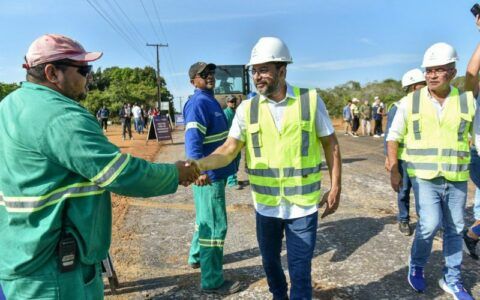 Wilson vistoria obra na AM-352 e destaca importância para economia da região