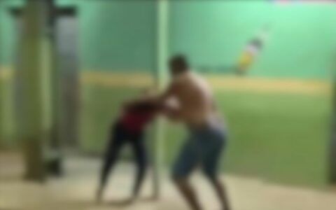 Vídeo: homem que agrediu mulher se apresenta à polícia, diz vereadora