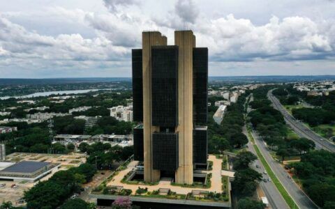 Dívida cara é culpa do governo, e não do BC, dizem economistas