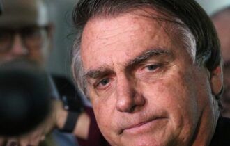 Bolsonaro diz ter 'vergonha' de falar sobre grupo golpista do WhatsApp