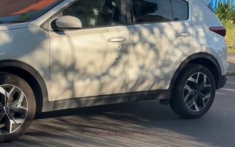 Médico é atingido ao ter carro crivado de balas no Vieiralves