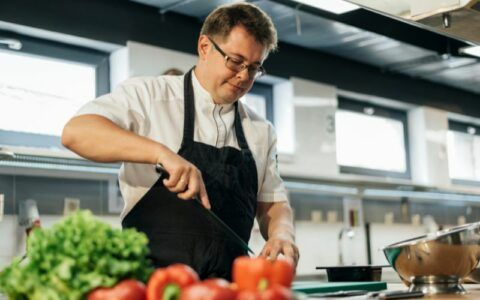 Cozinheiro é uma das 320 vagas de empregos desta quarta-feira (9)