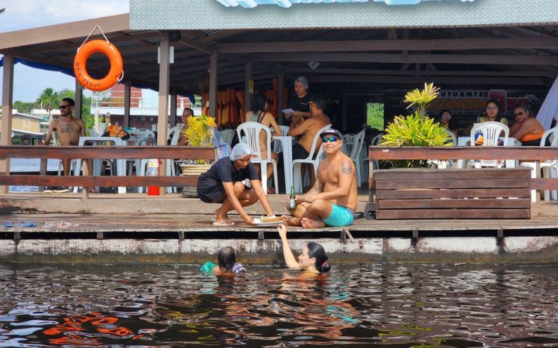 Calor amazônico atrai manauaras e turistas para os flutuantes