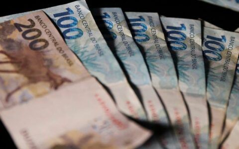 Juros médios dos bancos caem para 44,3% ao ano