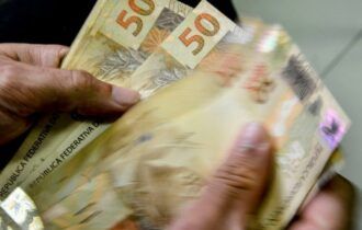 Orçamento: salário mínimo pode ser de R$ 1.421 em 2024