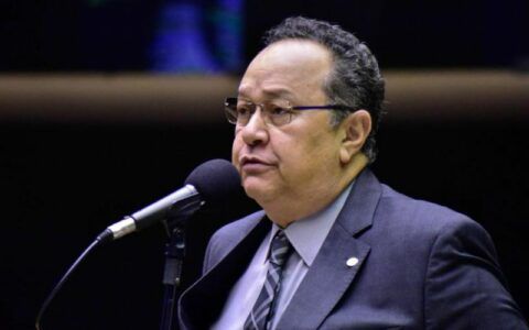 Maioria decide cassar mandato de Silas Câmara e julgamento é suspenso no TRE-AM