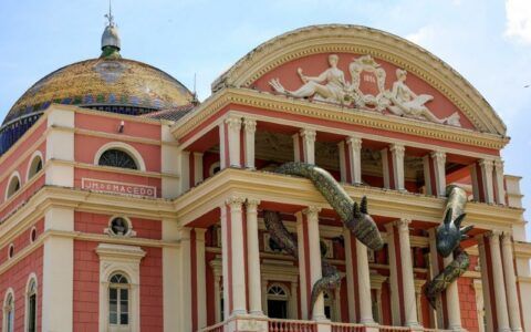 Fachada do Teatro Amazonas recebe instalação urbana pela primeira vez