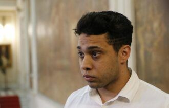 Veja momento em que Gabriel Monteiro reencontra família após deixar penitenciária