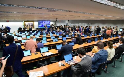 Pedido de impeachment de Lula tem adesão de deputados da base aliada