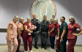 Policiais militares ajudam jovem de 22 anos a dar à luz em casa, em Manaus