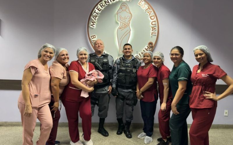 Policiais militares ajudam jovem de 22 anos a dar à luz em casa, em Manaus