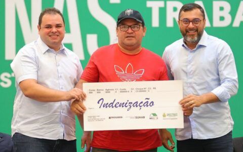 Governador entrega 355 títulos de imóveis e reassenta famílias em Manaus