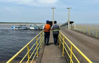Embarcações passam por fiscalização na orla de Manacapuru