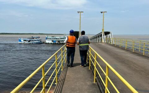 Embarcações passam por fiscalização na orla de Manacapuru