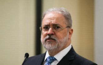 Com saída de Aras da PGR, presidente quer acelerar escolha para vaga