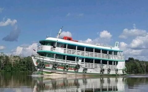 Embarcação naufraga após ter casco furado no rio Amazonas