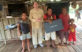 Plínio entrega antena de Elon Musk em aldeia indígena, em Manaquiri
