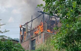 Fogo destrói casa e deixa família desamparada na zona Norte de Manaus