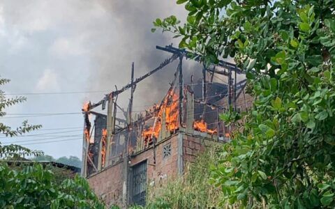 Fogo destrói casa e deixa família desamparada na zona Norte de Manaus