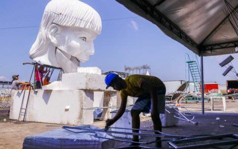 Monumento central no palco do '#SouManaus Passo a Paço' tem 23 metros