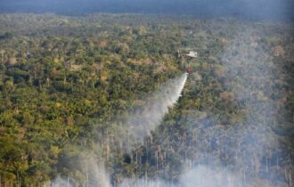 Helicópteros da Marinha combatem incêndios no Amazonas