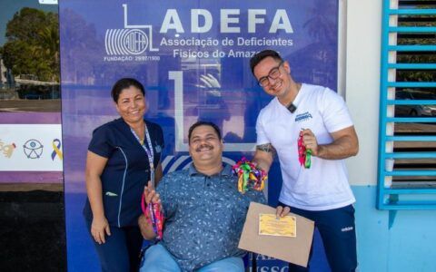 Rodrigo Guedes doa pulseiras do '#SouManaus Passo a Paço 2023' para PcDs