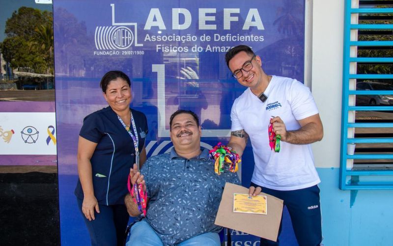 Rodrigo Guedes doa pulseiras do ‘#SouManaus Passo a Paço 2023’ para PcDs