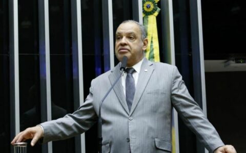 Deputado quer proibir união homoafetiva no Brasil
