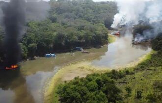 PF destrói 302 balsas de garimpo ilegal no Amazonas