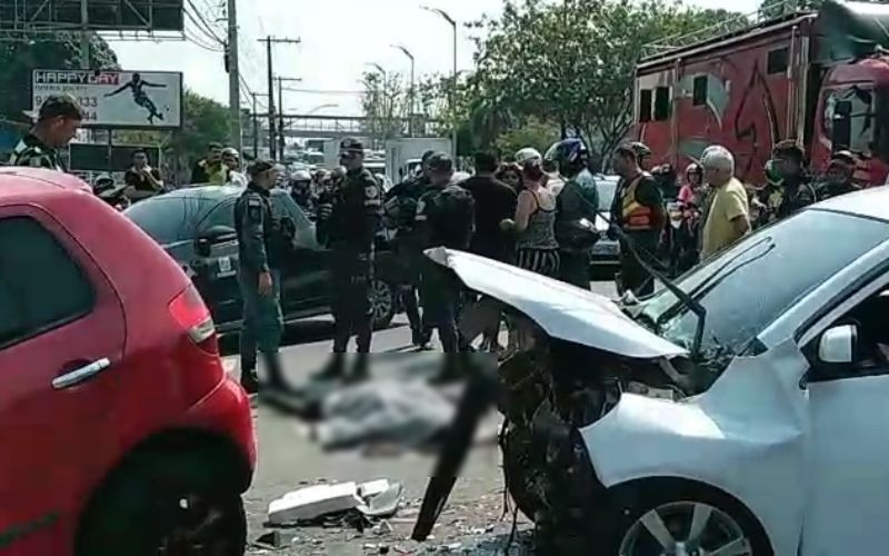Motociclista morre após motorista de carro avançar sinal vermelho em Manaus