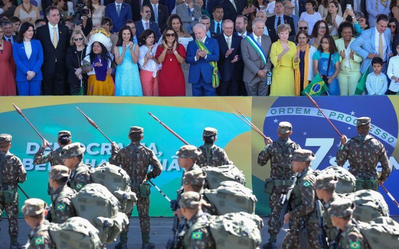 Lula participa de desfile com militares e chefes dos Três Poderes