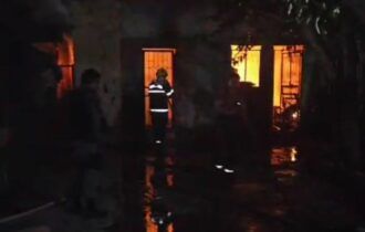 Homem morre carbonizado após atear fogo na própria casa, em Manaus