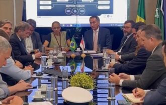 Governos federal e do AM montarão força-tarefa para levar insumos ao interior