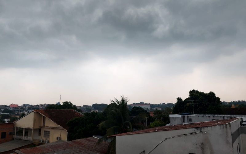 Volta a chover em Manaus para ‘aliviar’ nuvem de fumaça