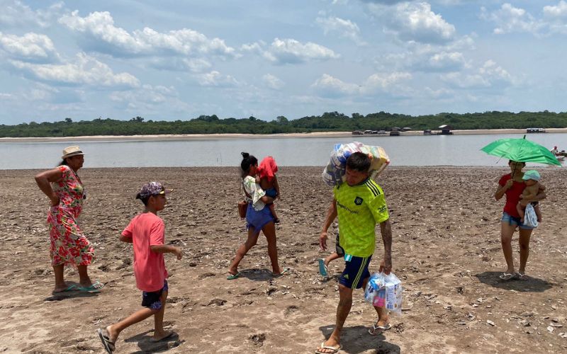 Amazônia em crise: caminhada por ajuda dura mais de duas horas em comunidades