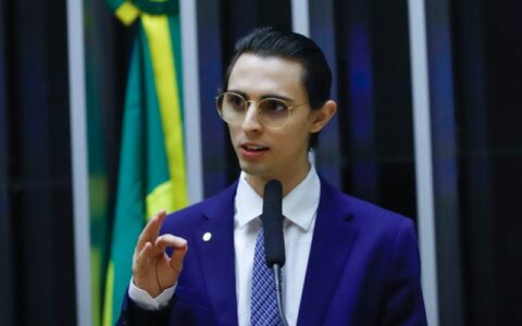 Amom promove mutirão para limpar orla do São Raimundo, em Manaus