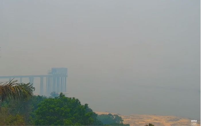 Fenômeno Encontro das Águas desaparece visualmente em meio à fumaça de queimadas