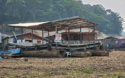 Vazante do rio Tarumã-Açu fecha flutuantes e causa amargos prejuízos