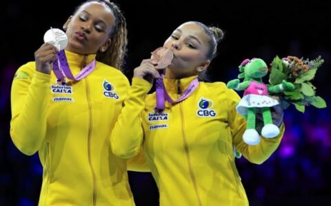 Dobradinha histórica: Rebeca Andrade e Flávia Saraiva sobem ao pódio juntas