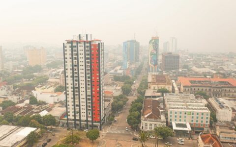 AM ultrapassa a marca de 18 mil focos de calor e fumaça volta a encobrir Manaus